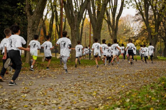 A group of kids participating in a running event in a leafy park in Bursa, Türkiye.